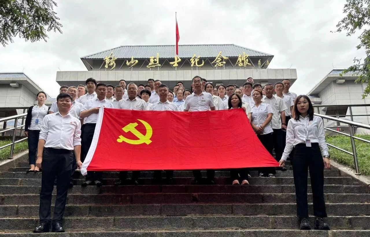 鞍勤集團(tuán)、公服集團(tuán)開(kāi)展“憶初心、強(qiáng)黨性、轉(zhuǎn)作風(fēng)、建新功”慶“七·一”主題黨日活動(dòng)